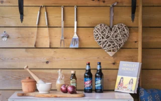 Apple blossom shepherds hut outdoor kitchen | glamping near exeter with hot tub