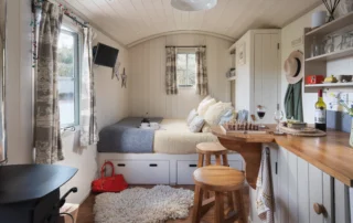 Apple blossom shepherds hut bed| couples glamping in Devon with hot tub