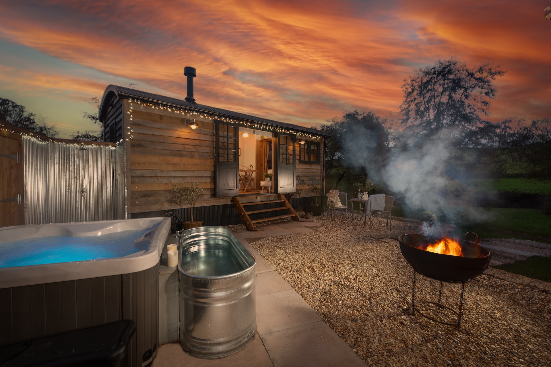Willow Shepherds hut | Couples glamping with hot tub Devon